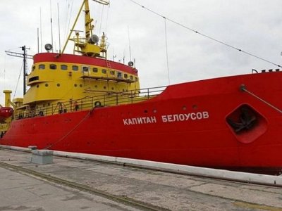 Russians shell icebreaker with civilian crew in Mariupol port, kill one