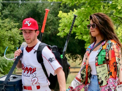 Nick Jonas & Priyanka Chopra Reunite with Joe Jonas & Sophie Turner