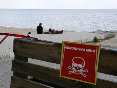 Two People Blasted on Mariupol Beach Allegedly Cleared of Landmine Contamination by the Invaders