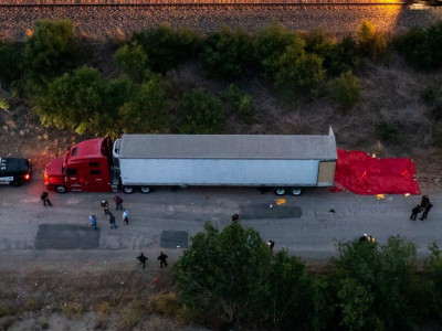 Texas migrant deaths: At least 46 found dead in abandoned lorry