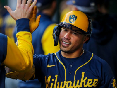 Wong blasts 3 home runs as Brewers top Reds
