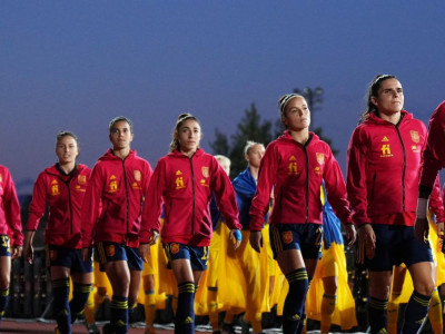 Spain would drop female players in coach dispute