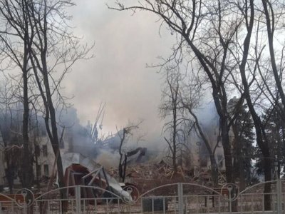 Russian Troops Dropped A Heavy Bomb On The Theater In Mariupol. Were Located A Thousand People – City Council