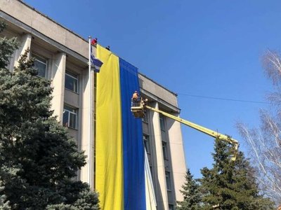 Ukrainian flag hoisted over City Council of temporarily occupied Kherson