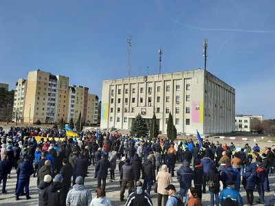 Occupiers’ tanks were seen on streets of Slavutych – Chornobyl nuclear power plant’s satellite town. Local civilians went out, carrying Ukrainian flags