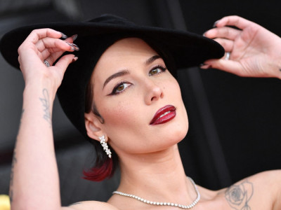 Halsey Matched Their Lips to Their Burgundy Ombré Hair at the Grammys