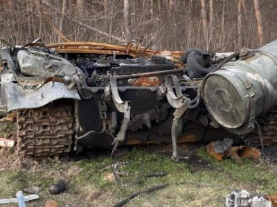 Do Russians not abandon their own? A pit with the corpses of the occupiers was found in the village of Vilkhivka near Kharkiv (18+)