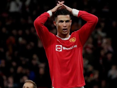 Cristiano Ronaldo's offer to Everton fan after appearing to break their phone following Man Utd defeat
