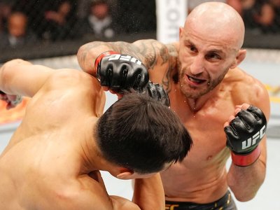 Volkanovski pummels Jung, retains belt by TKO