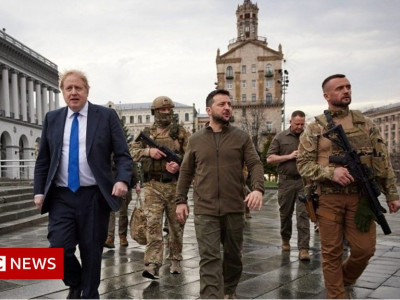 Ukraine war: Johnson and Zelensky tour near-empty streets in Kyiv