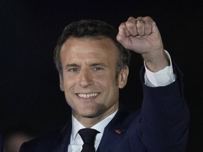 Macron confirms to Zelensky France's readiness to become guarantor of Ukraine's security
