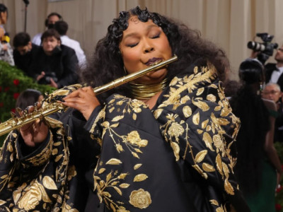 How the Hell Is Lizzo Operating at the 2022 Met Gala With Her Metallic Corkscrew