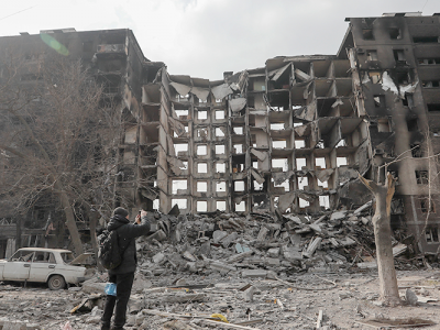 Russian occupiers prepare parade in Mariupol — dismantle blockages and transport propagandists
