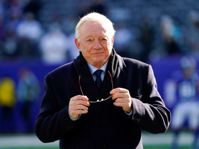 Source: Dallas Cowboys owner Jerry Jones involved in minor car accident, taken to hospital as