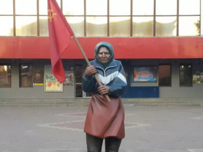 Elderly woman with the flag of the USSR evacuated to Kharkov and curses the russian