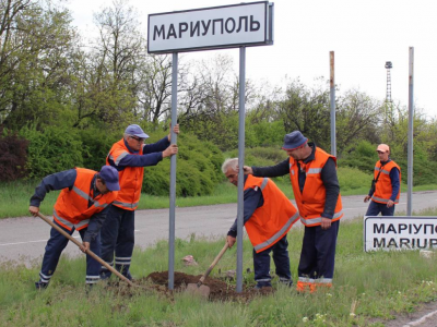 In Mariupol occupiers are changing Ukrainian signs to Russian while people have nothing to eat