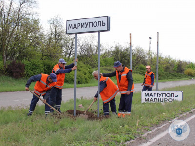 In Mariupol occupiers are changing Ukrainian signs to Russian while people have nothing to eat