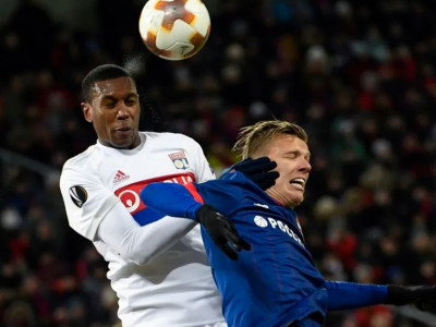 Soccer player dropped from team for endless locker room farting