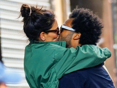 Katie Holmes Shows Passionate PDA with Boyfriend Bobby Wooten