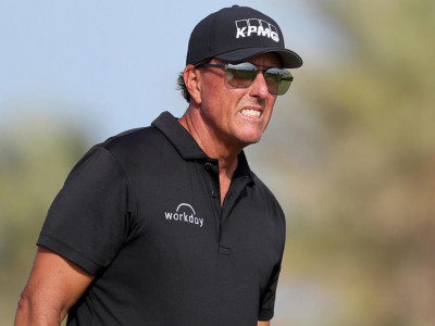 'It's a pretty big fall': How everything changed for Phil Mickelson in just one year