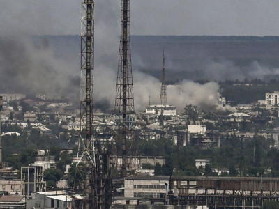 Ukraine war: Chemical plant hit as fighting rages in Severodonetsk