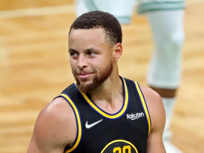 Stephen Curry is keeping the Warriors dynasty alive all by himself