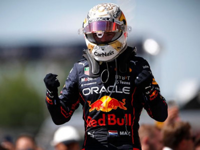Max Verstappen in 'form of his life' after winning tough battle with Carlos Sainz in