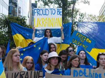 EU leaders grant Ukraine and Moldova candidate status