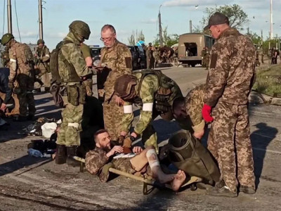 Ukraine brings back 144 soldiers in prisoner swap with Russia