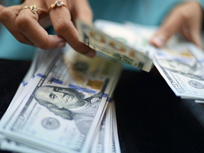 The dollar becomes more expensive than the euro for the first time since December 2002