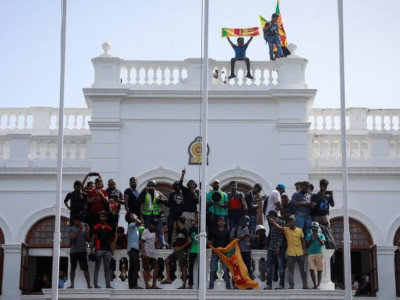 Sri Lanka PM tells military to do whatever necessary to restore order