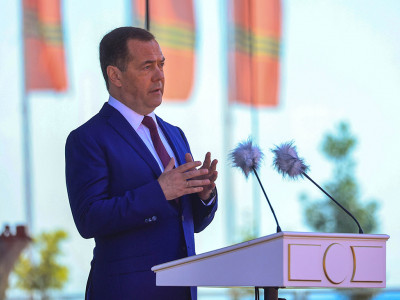 Medvedev has another tantrum, threatens Ukraine over Crimea