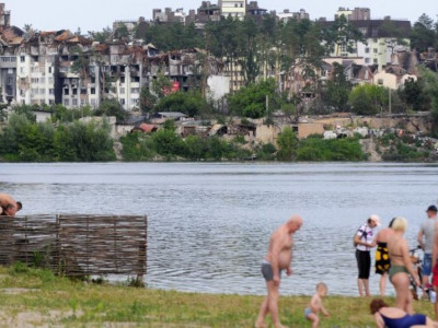 Life Among Ruins: People in Irpin Are Chilling at the Background of Devastated Apartment Blocks (Photo)