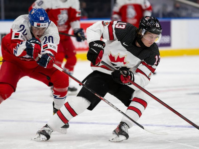 Canada's Kent Johnson pulls off Michigan goal at 2022 World Juniors