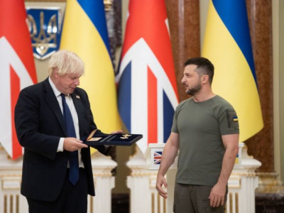 Prez Zelensky presented UK PM Johnson with the highest Ukrainian award — Order of Freedom