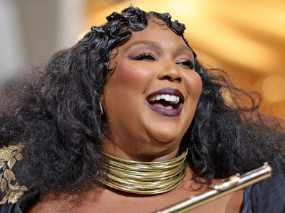 Lizzo Showed Off a New Yitty Thong, but It's the Wavy Partial Box Braids for Me