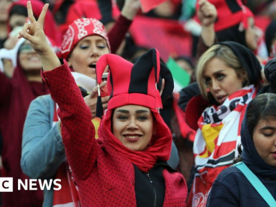 Iran: Women attend first league match for 40 years