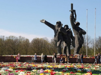 The Russian media say that the UN called on Latvia not to demolish Soviet monuments