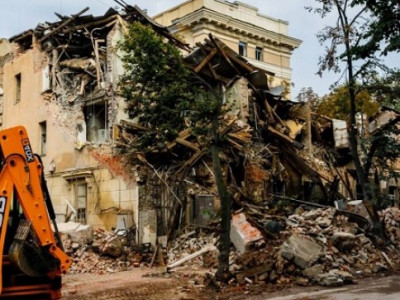 Russian forces hit residential building in Kharkiv, injuring civilians