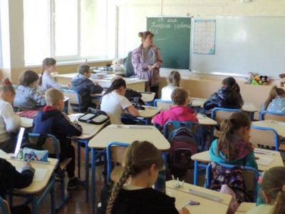 Invaders Force Melitopol School Students to Pose for Photos with Putin's Portrait