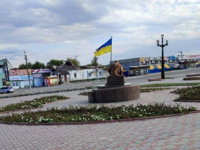 Ukrainian troops raise flag in liberated Balakliya