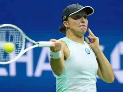 US Open: Iga Swiatek defeats Aryna Sabalenka to set up final showdown with Ons Jabeur