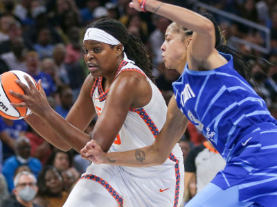 Connecticut Sun 72-63 Chicago Sky: Connecticut through to WNBA Finals after late comeback