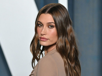 Hailey Bieber's *Chocolate* Glazed Donut Nails Are Even Better Than the Original