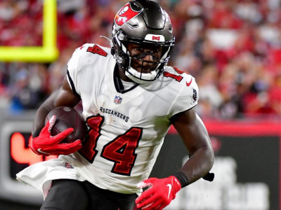 How long is Chris Godwin out after suffering hamstring injury?