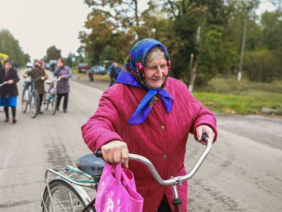 Kamikaze women gardening despite everything - for fear of starving: six months of occupation in