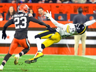 Rookie Pickens catches it like Beckham to set up first touchdown
