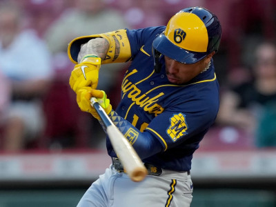 Wong blasts 3 home runs as Brewers top Reds