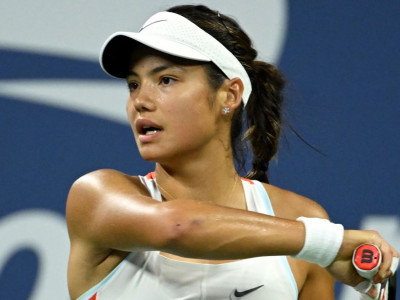 Emma Raducanu cruises to straight-sets win over Magda Linette in Korea to reach first WTA semi-final