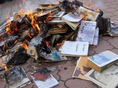 Russian occupiers burn Ukrainian books in Mariupol